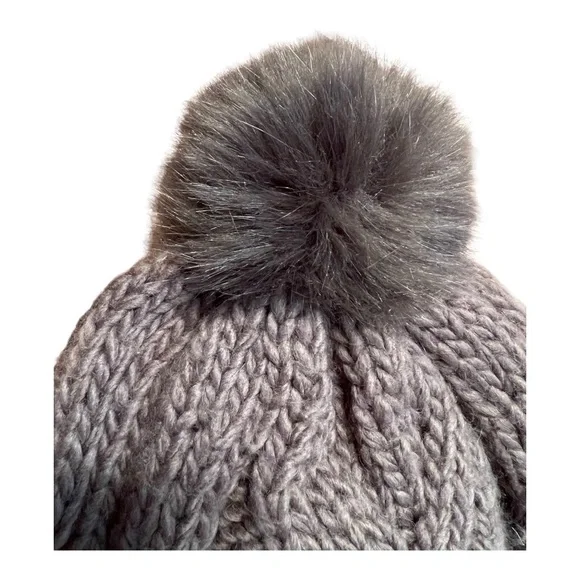 H&M Cable-knit Pompom Hat Soft, cable-knit hat with a fluffy pompom - Picture 2 of 4